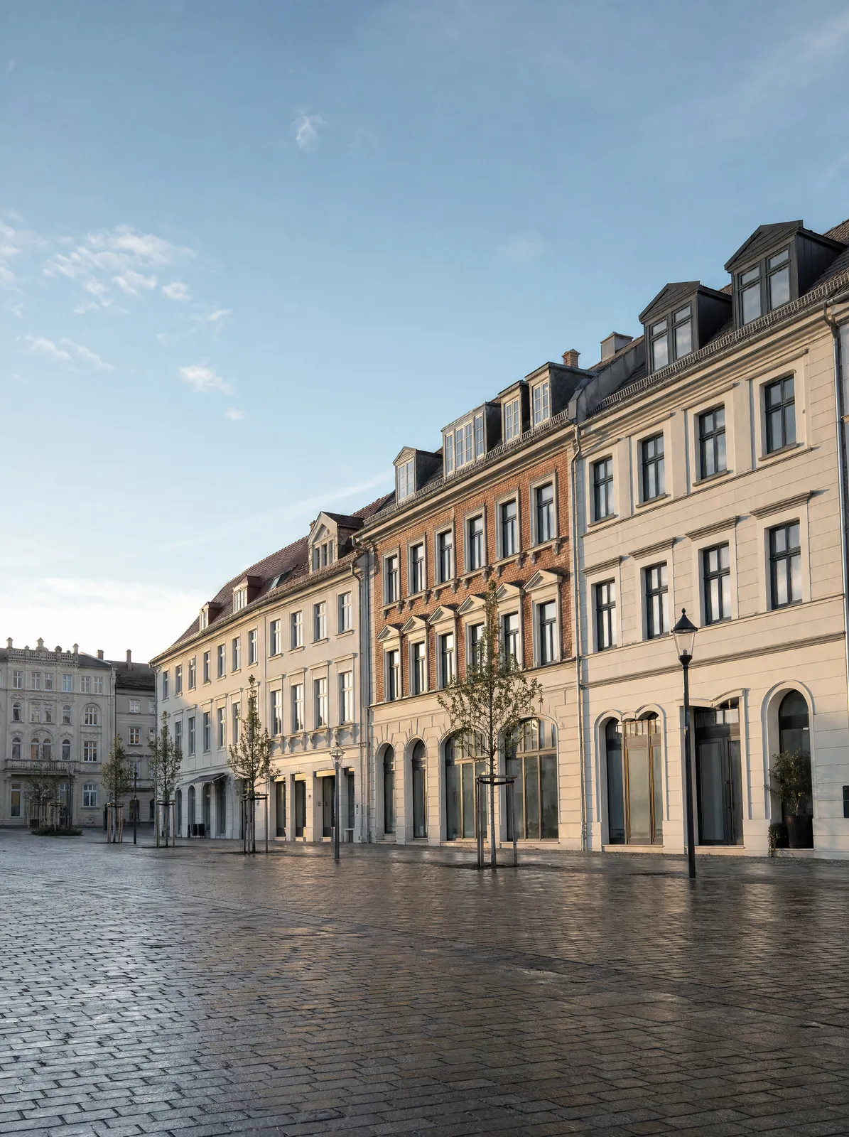 Altstadtplatz mit historischen Bürgerhäusern im Morgenlicht